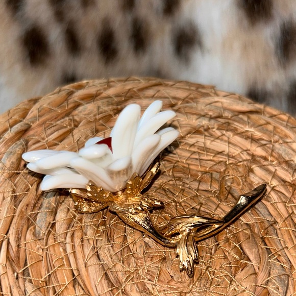 VINTAGE DAISY CASTLECLIFF FAUX PEARL WITH RED STONE & GOLD TONE BROOCH - Picture 12 of 15
